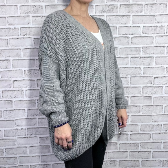 |•MOON & MADISON•| Oversized Grey Cardigan Size Small - Picture 4 of 8